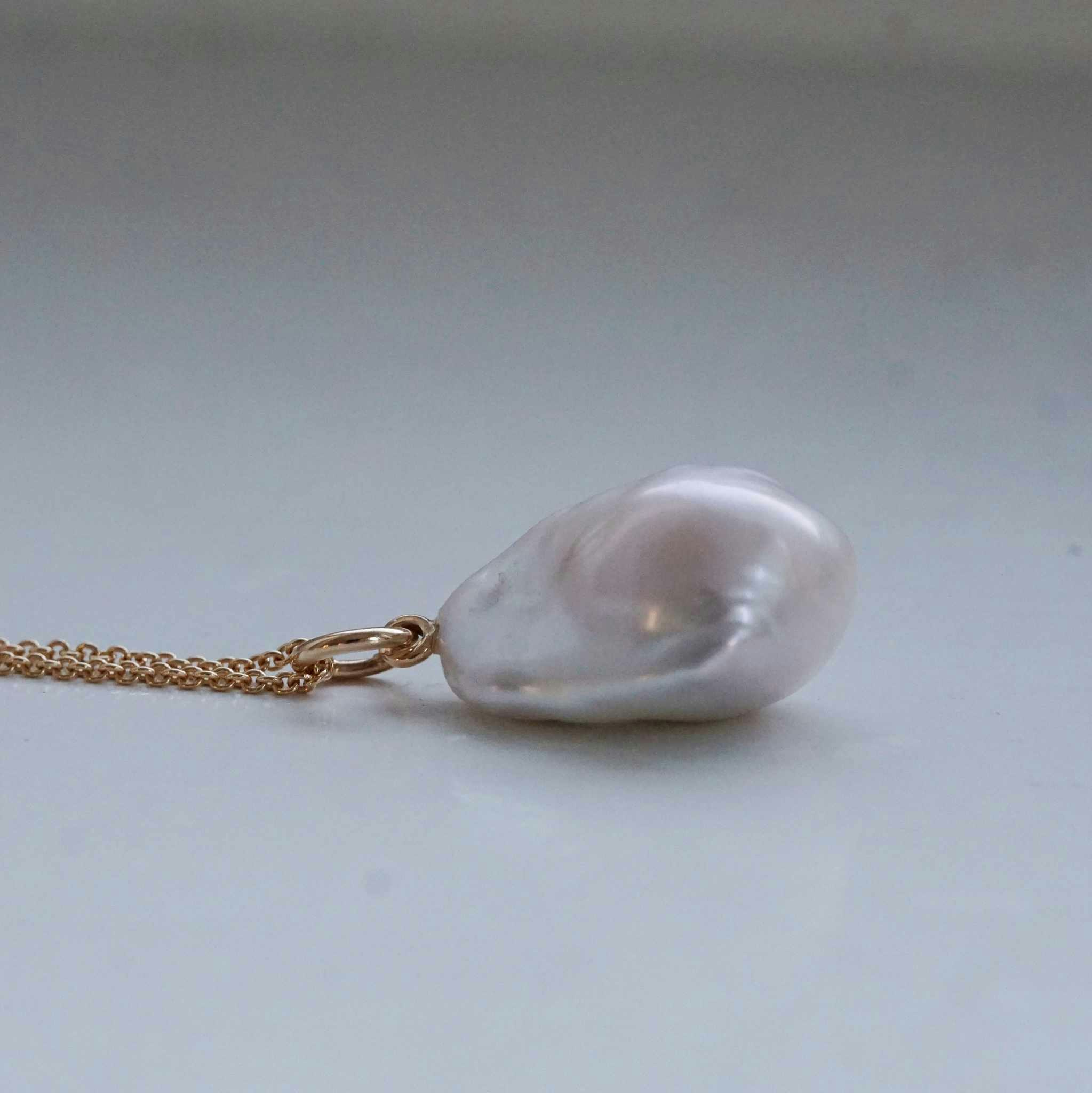 Pendant in gold with a baroque freshwater pearl
