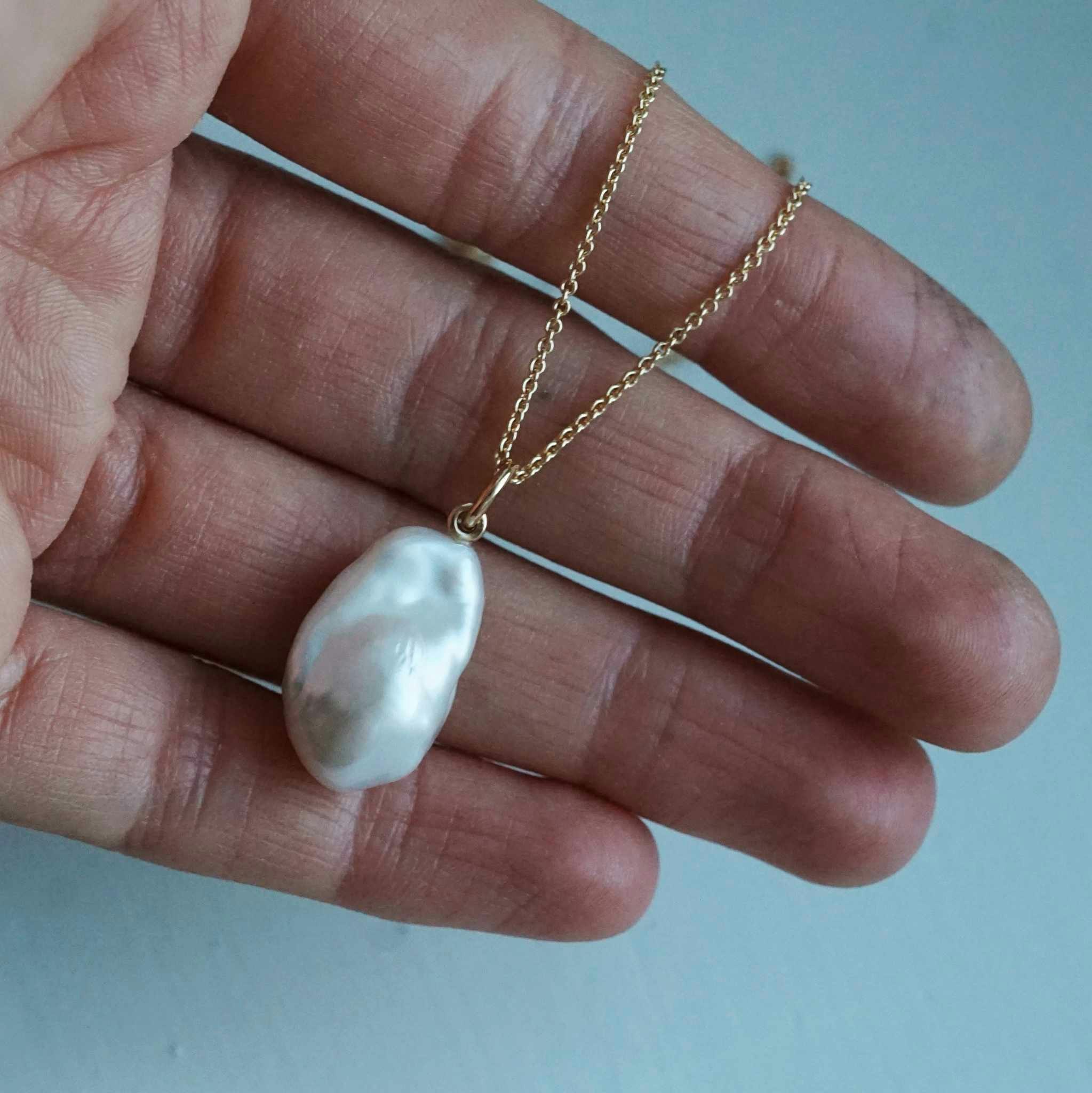 Pendant in gold with a baroque freshwater pearl