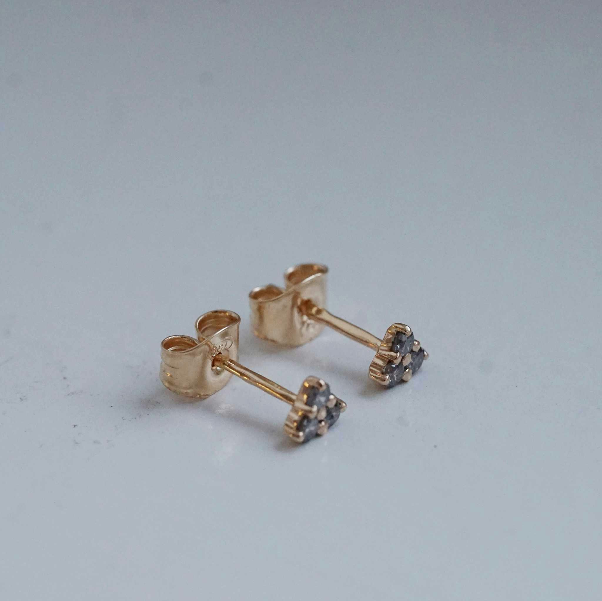 "Altair" earrings in gold with grey diamonds