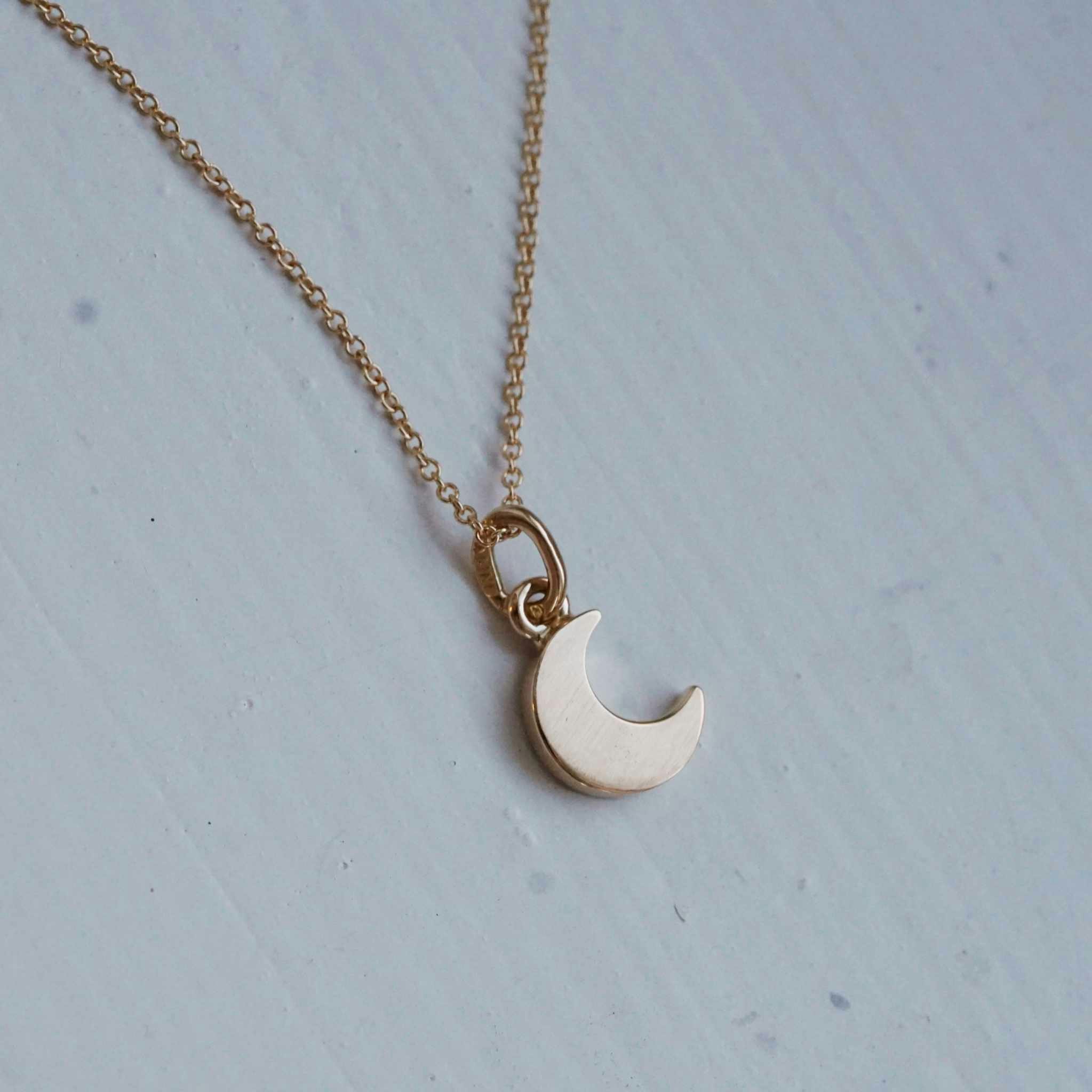 "Pavé sparkle Moon" pendant in 18K gold with grey/white diamonds