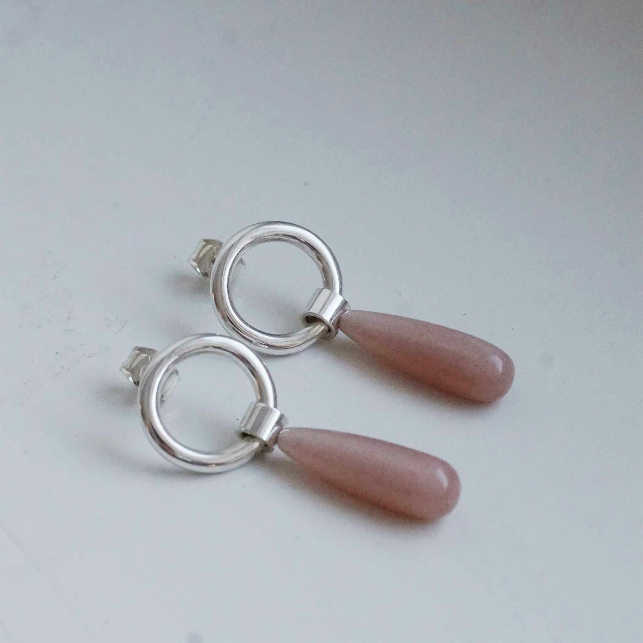 "Tamara" earrings in silver with peach moonstones