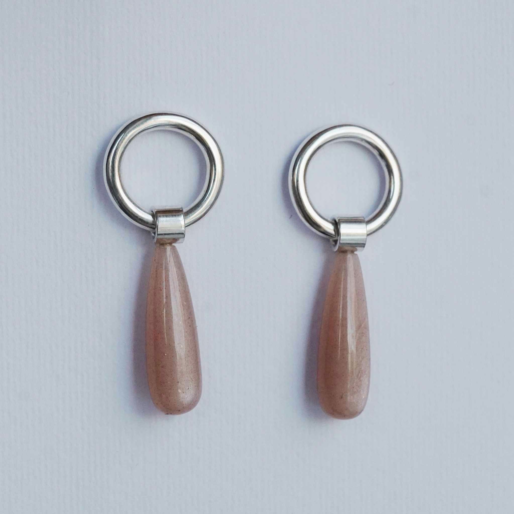 "Tamara" earrings in silver with peach moonstones
