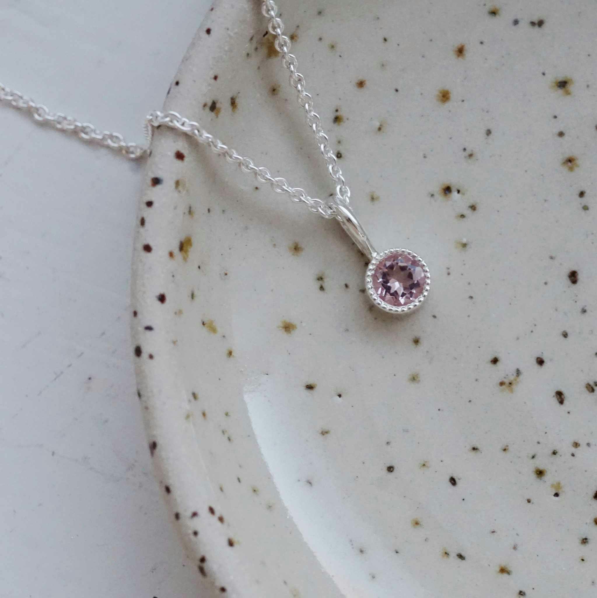 "Twinkle" pendant in silver with a morganite
