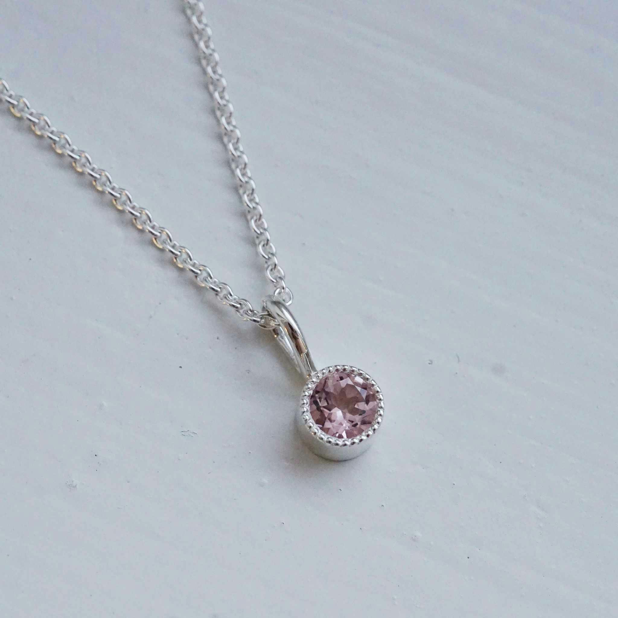 "Twinkle" pendant in silver with a morganite