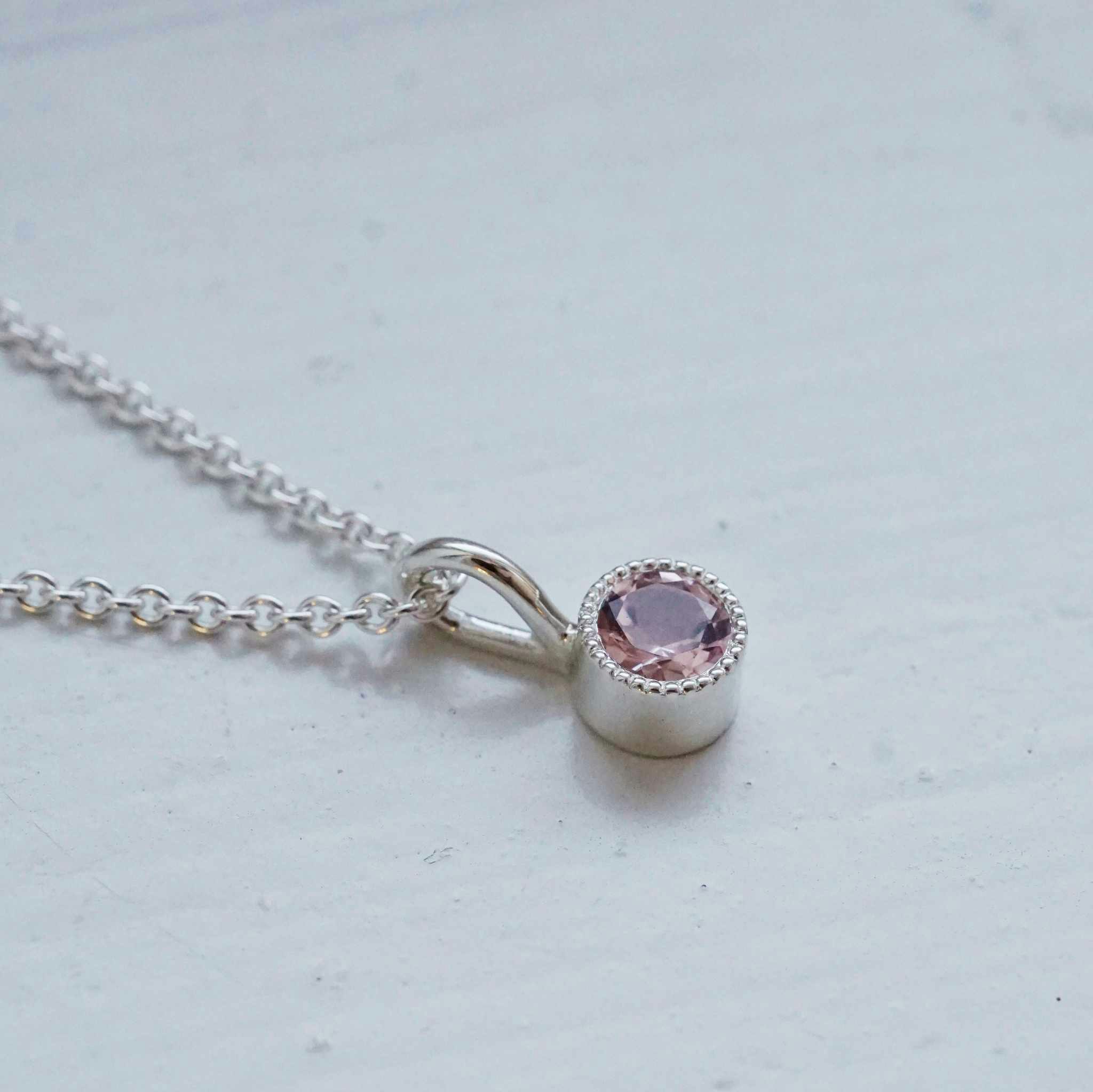 "Twinkle" pendant in silver with a morganite