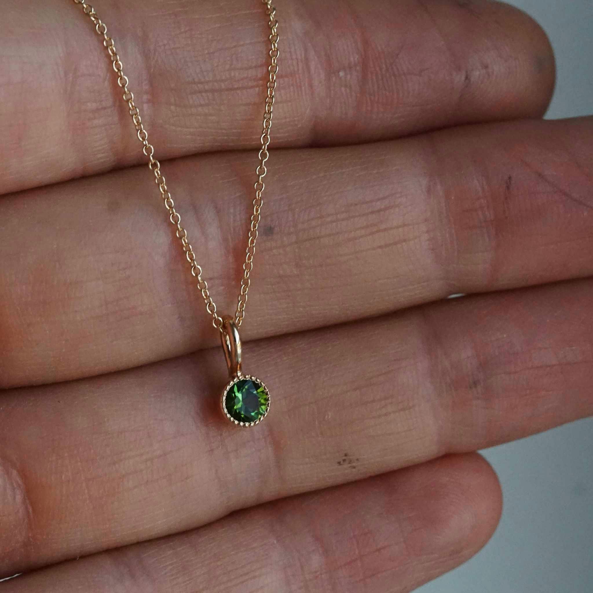 "Twinkle" pendant in gold with a dark green tourmaline