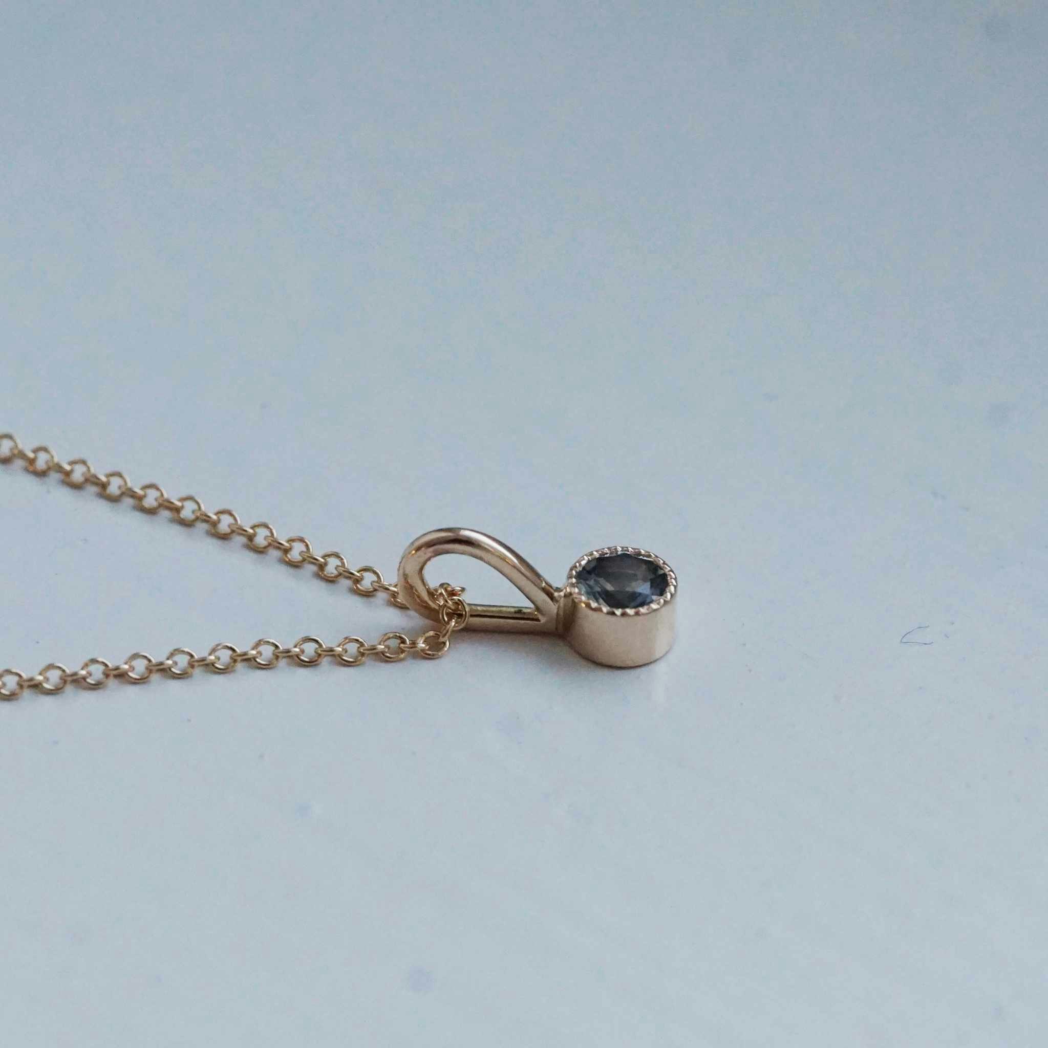 "Twinkle" pendant in gold with a multicolored sapphire