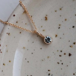 "Twinkle" pendant in gold with a multicolored sapphire