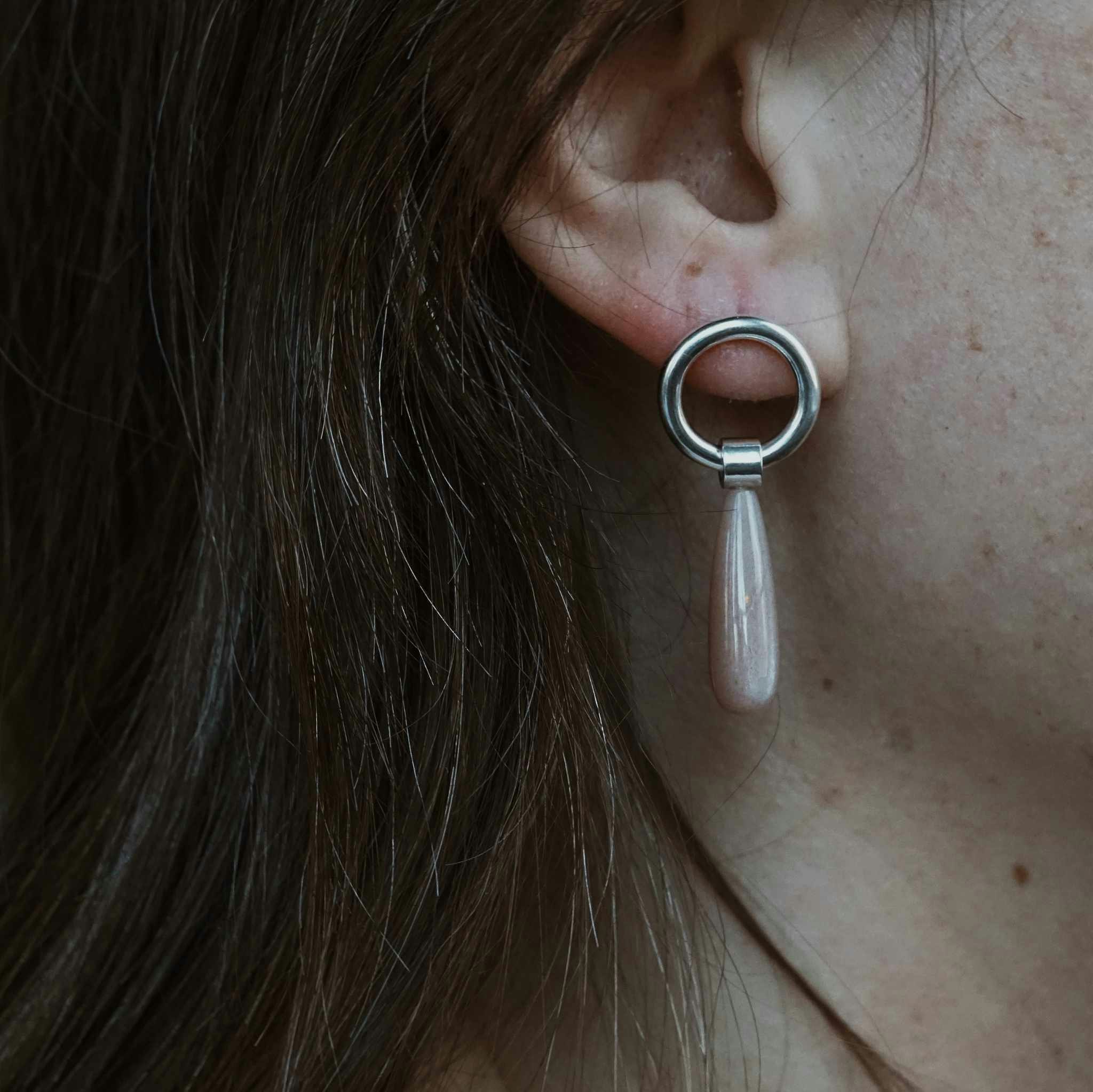 "Tamara" earrings in silver with peach moonstones