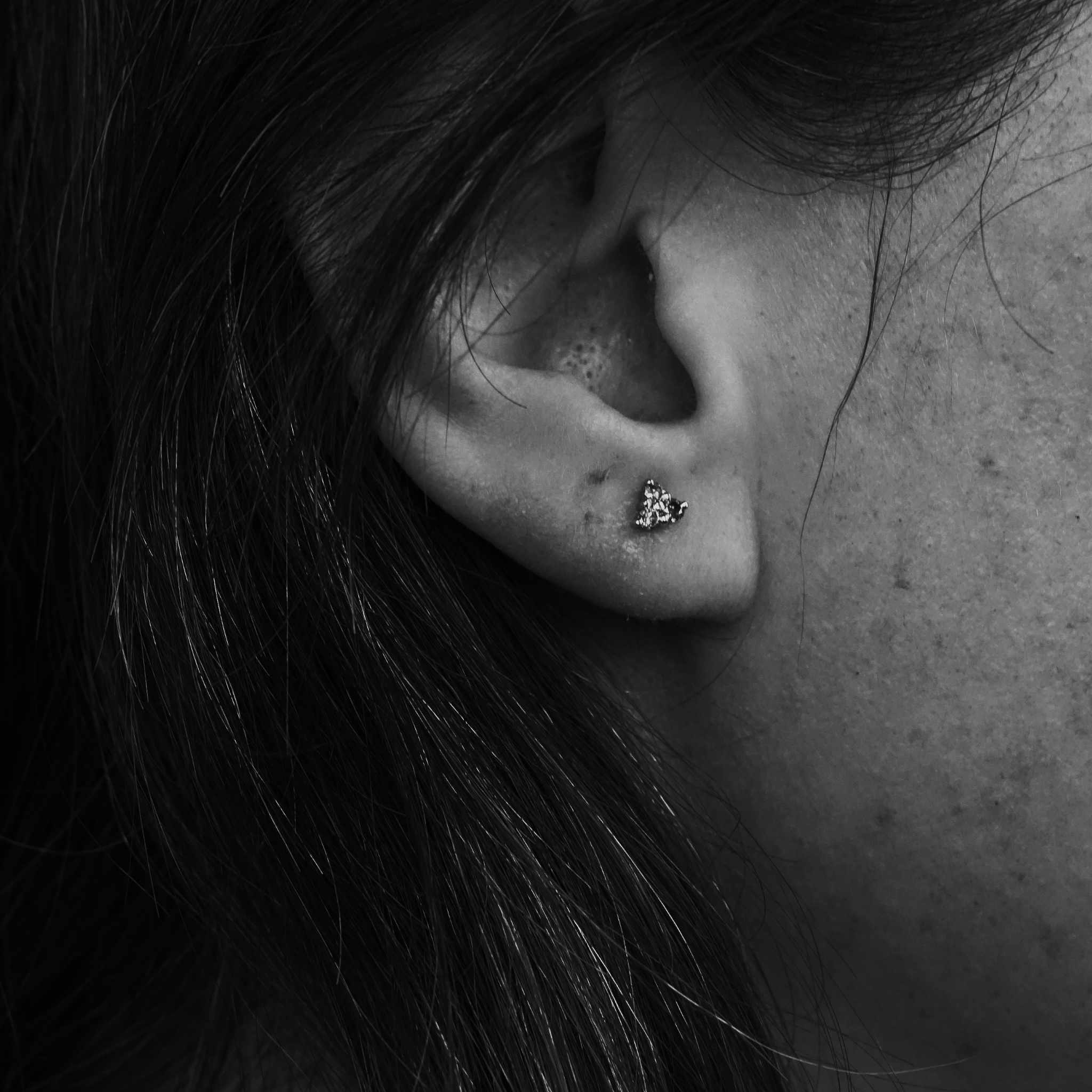 "Altair" earrings in gold with grey diamonds