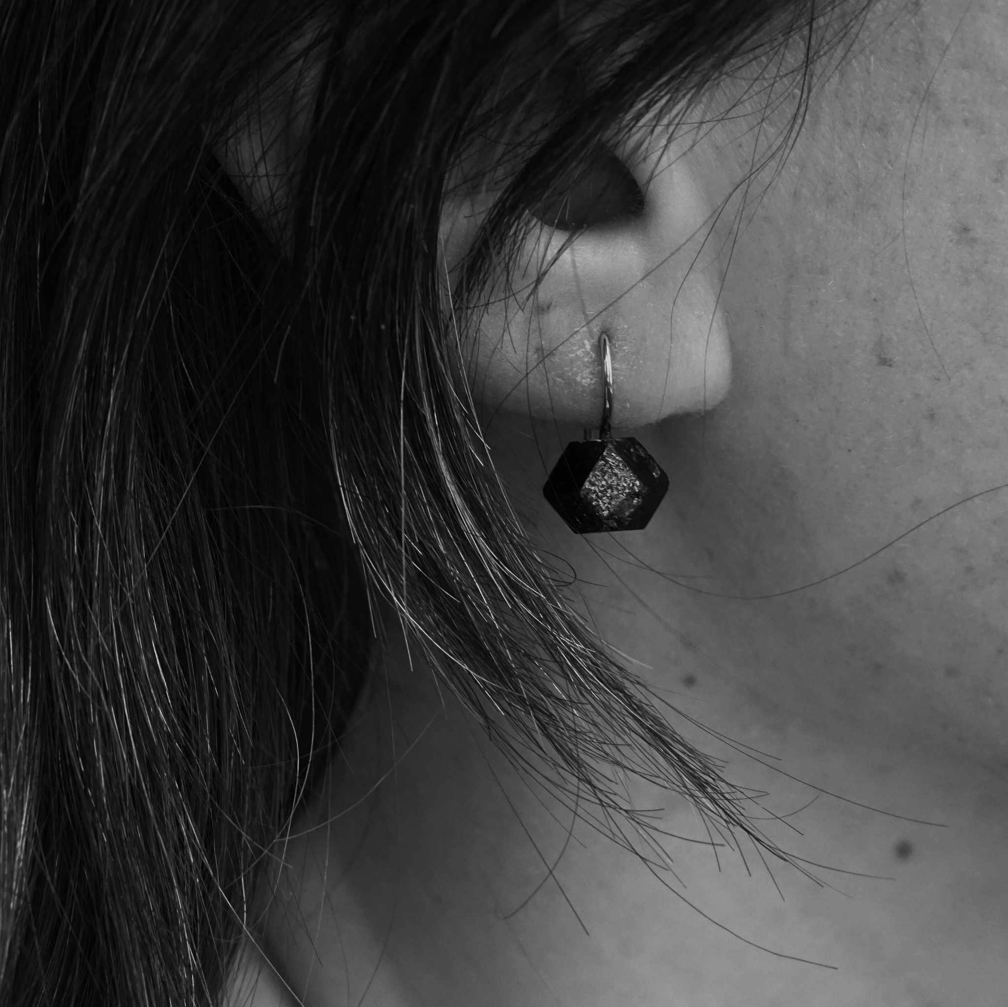 "Abisko" earrings in gold with raw garnet crystals