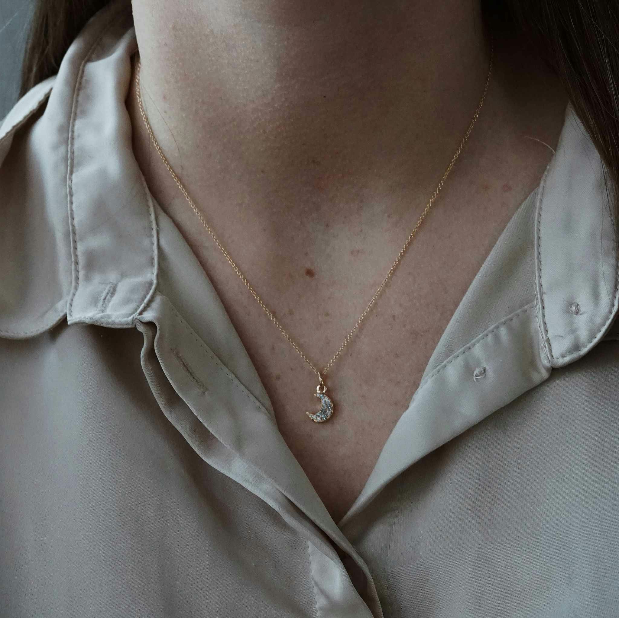 "Pavé sparkle Moon" pendant in 18K gold with grey/white diamonds