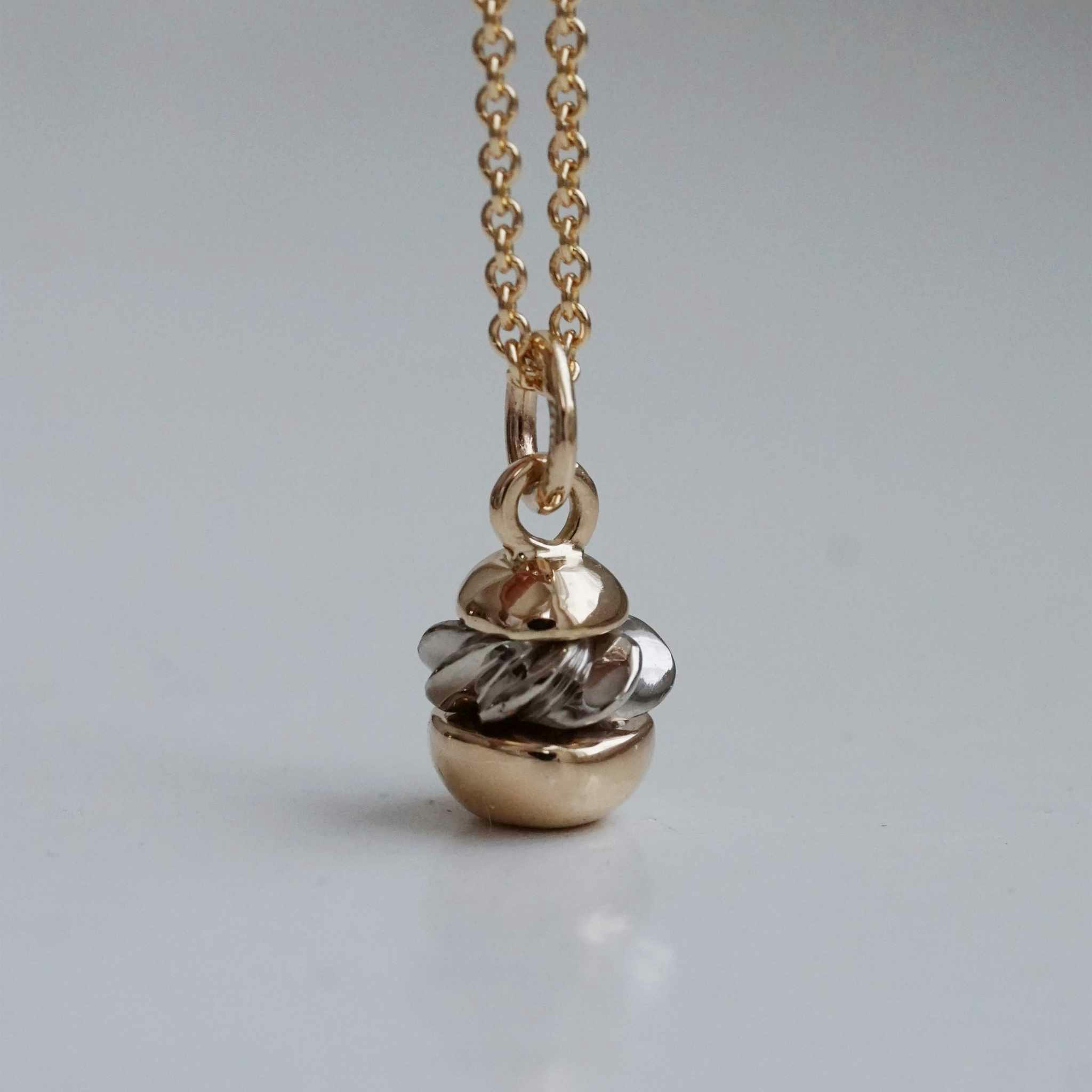 "Semla" pendant in mixed gold