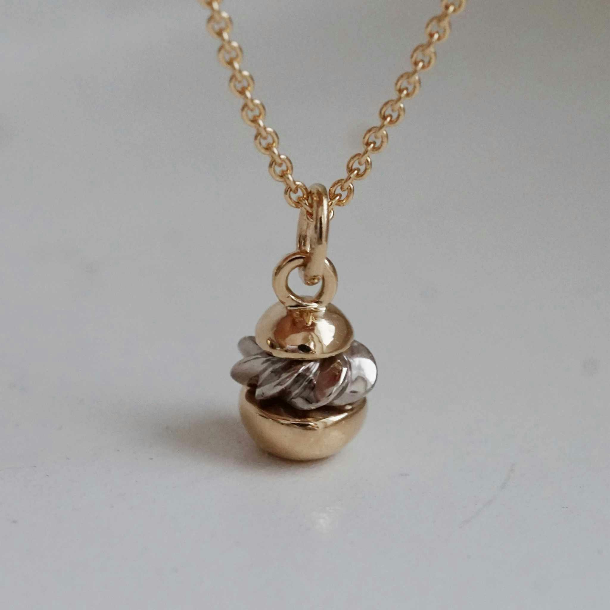 "Semla" pendant in mixed gold