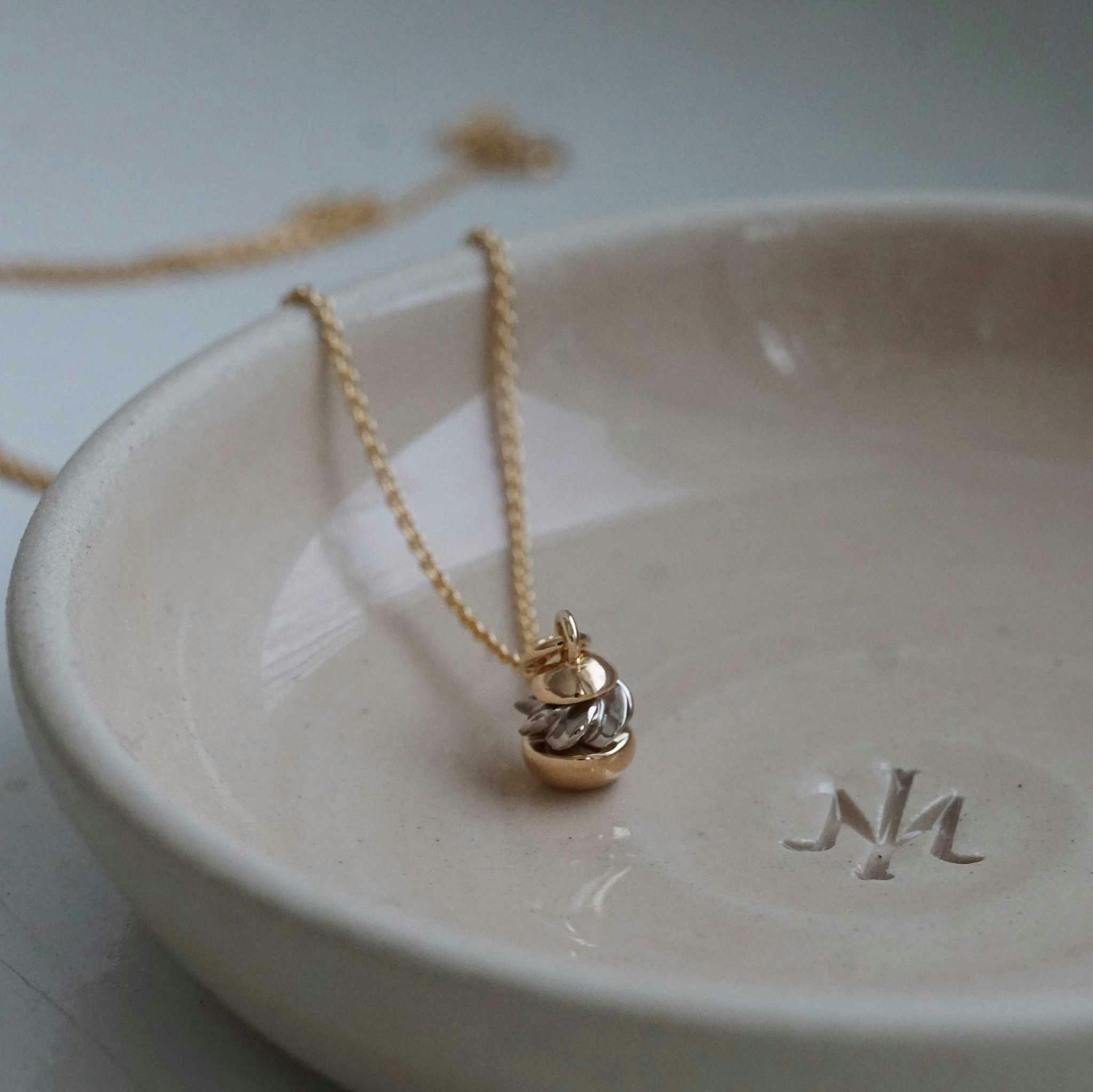 "Semla" pendant in mixed gold
