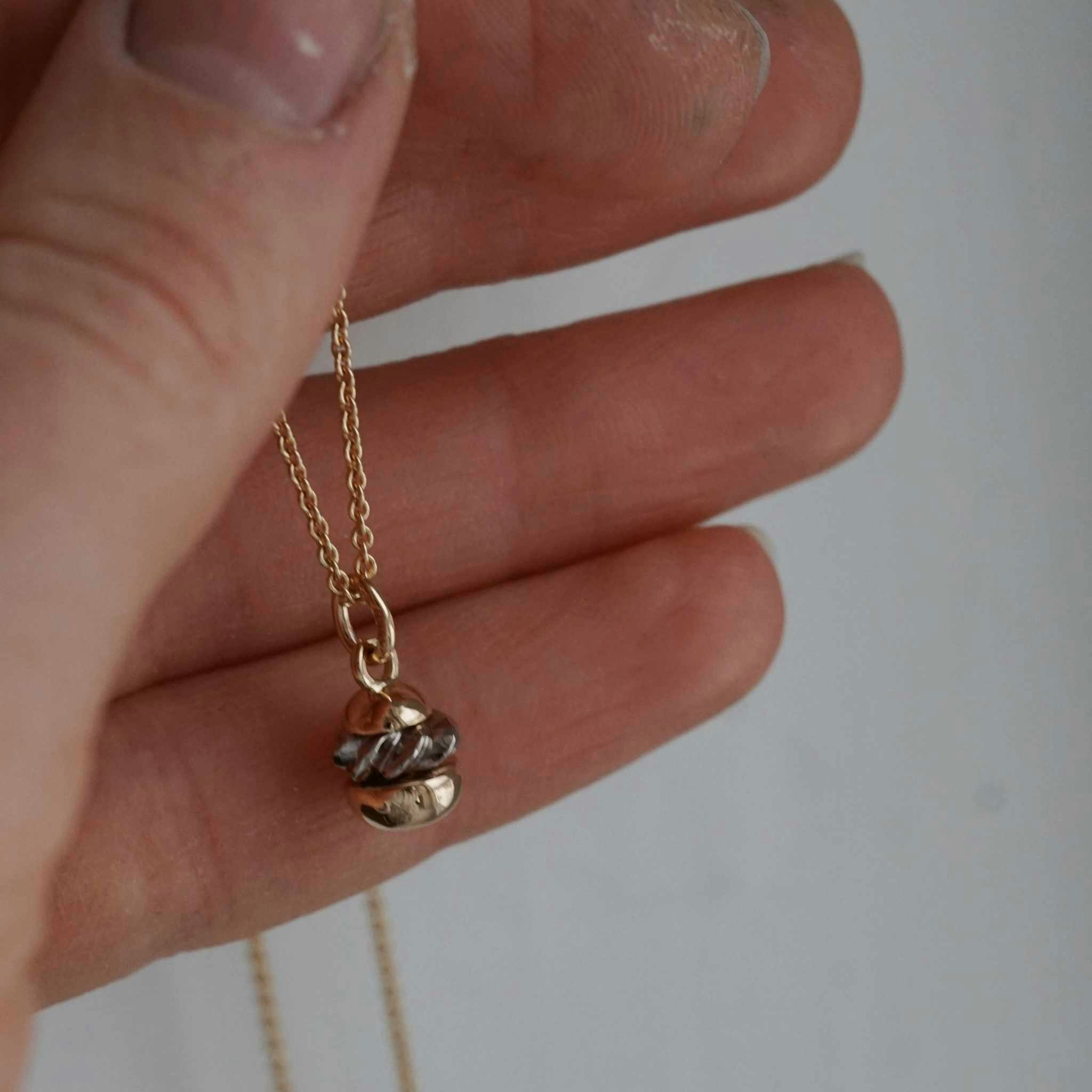 "Semla" pendant in mixed gold