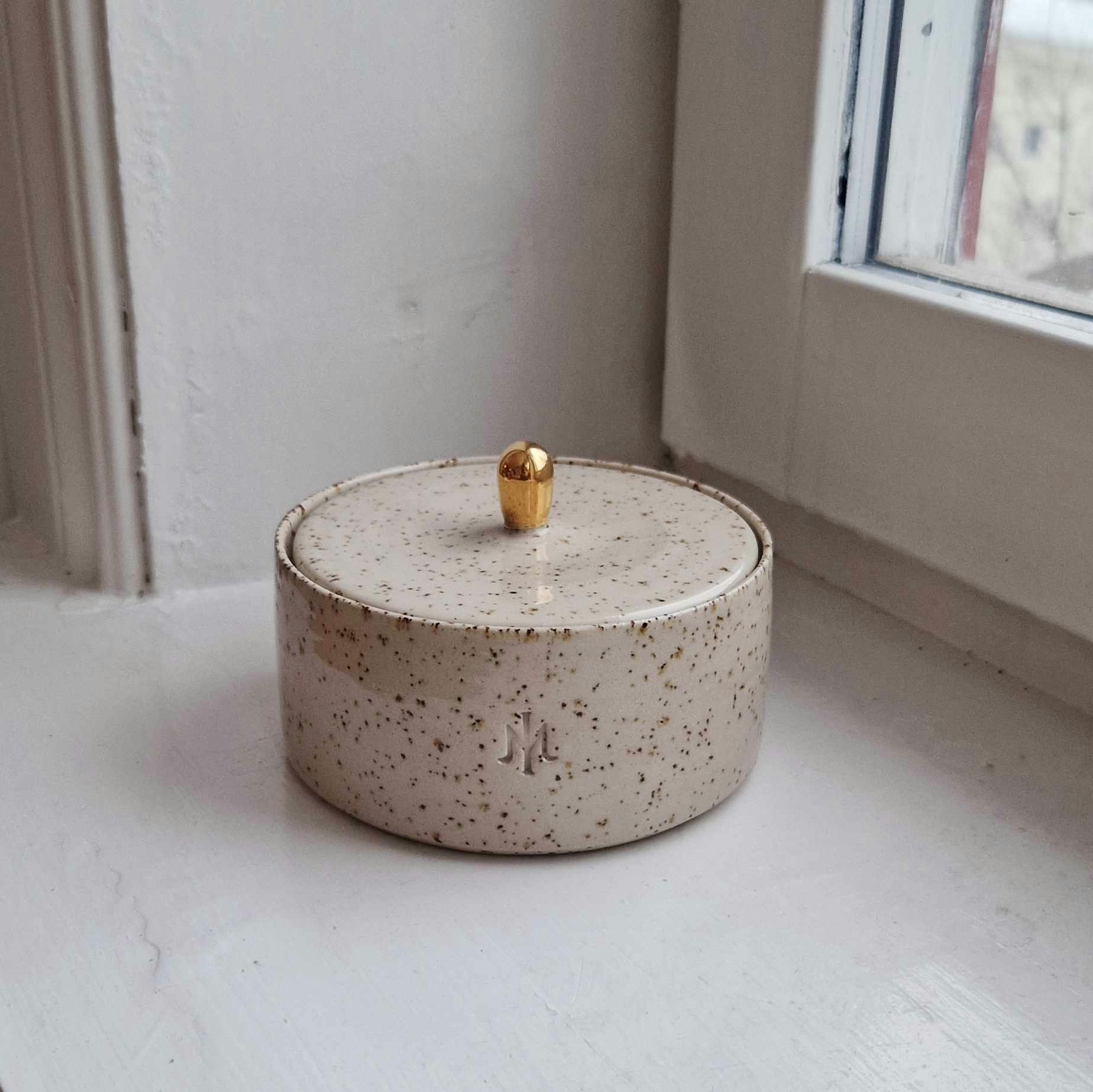 Ceramic jewelry box nude dot with gold bud