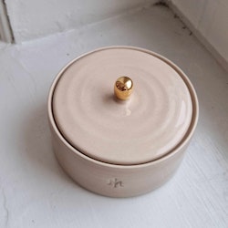 Ceramic jewelry box light pink with gold bud