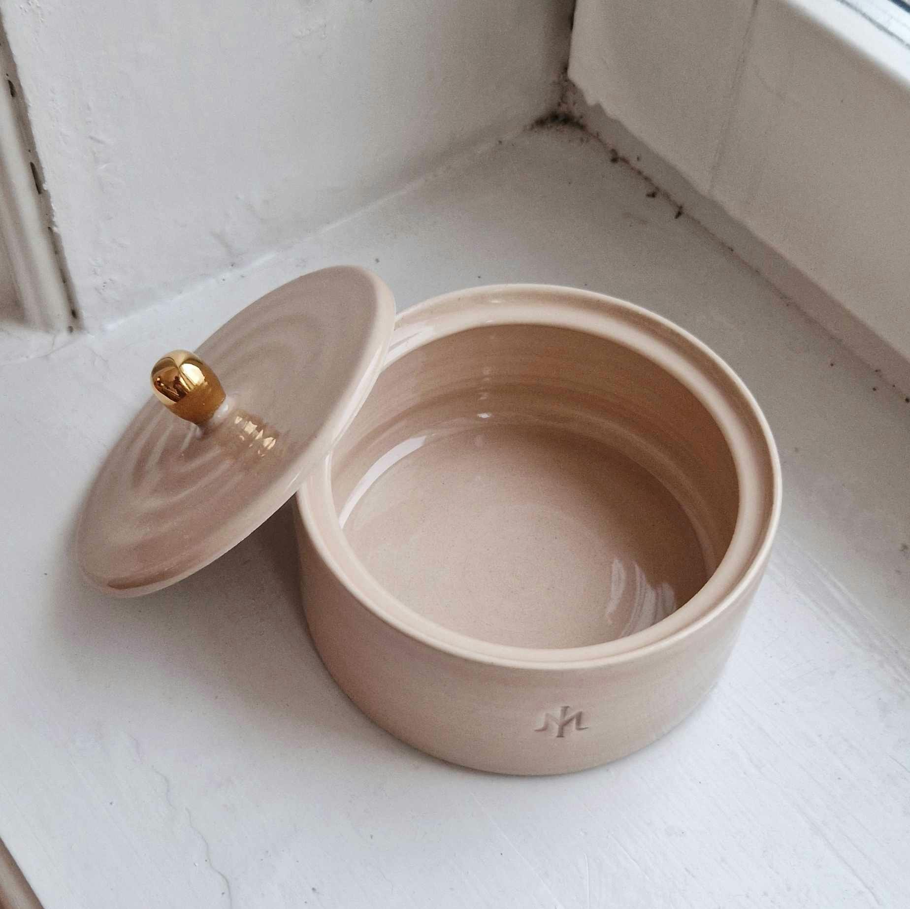 Ceramic jewelry box light pink with gold bud
