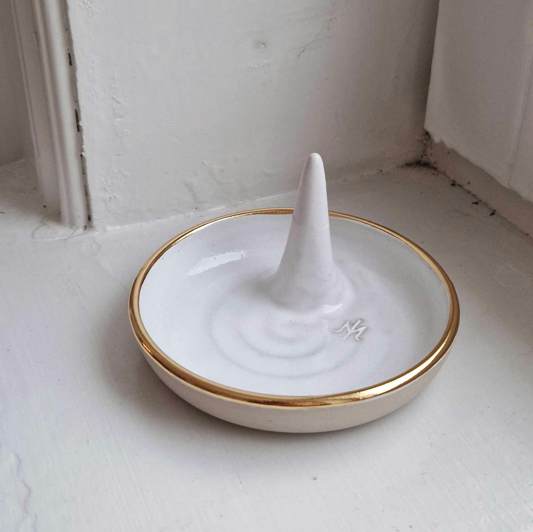 Combination tray white with gold edge