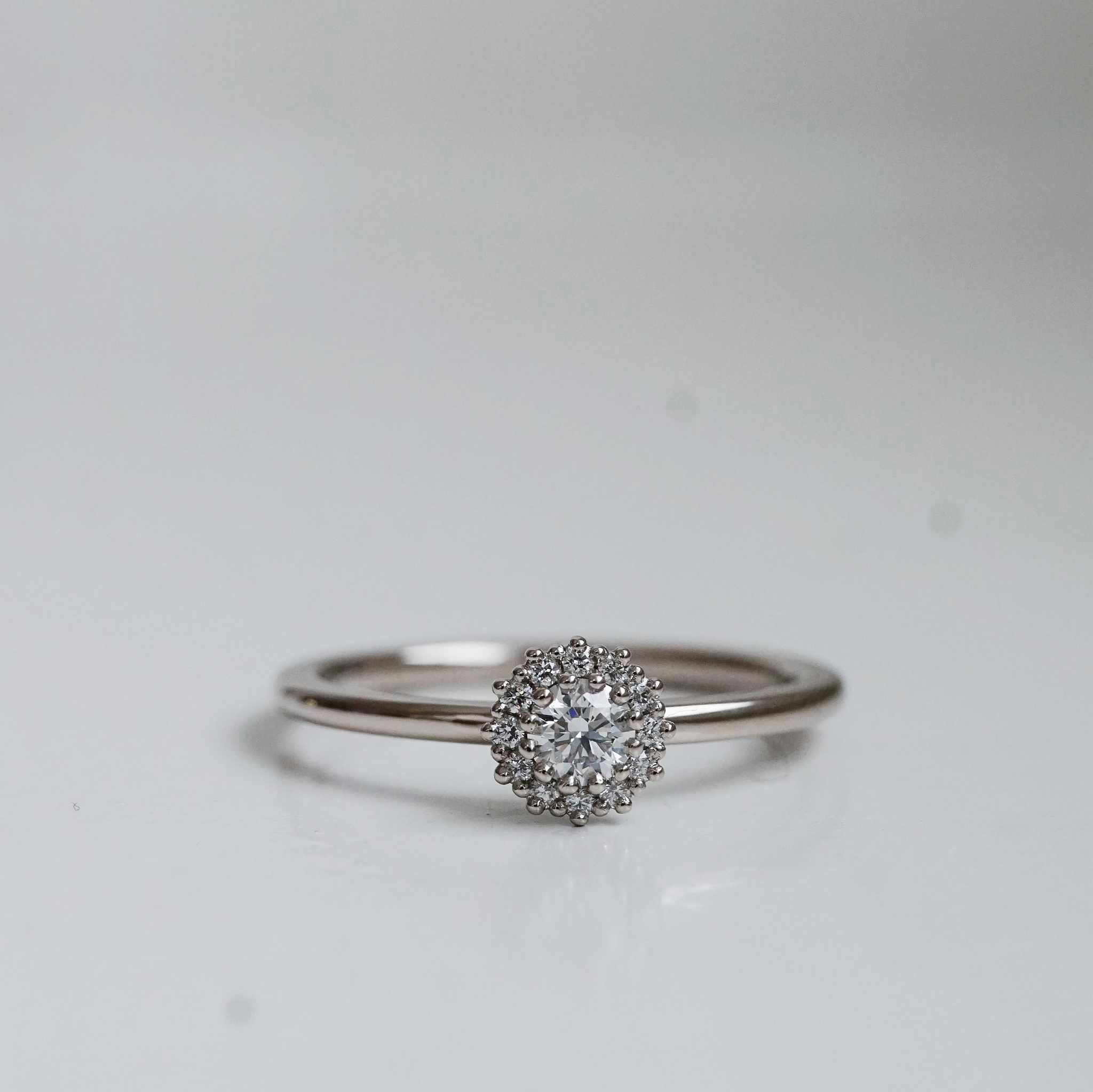 "Nina" ring in gold with diamonds