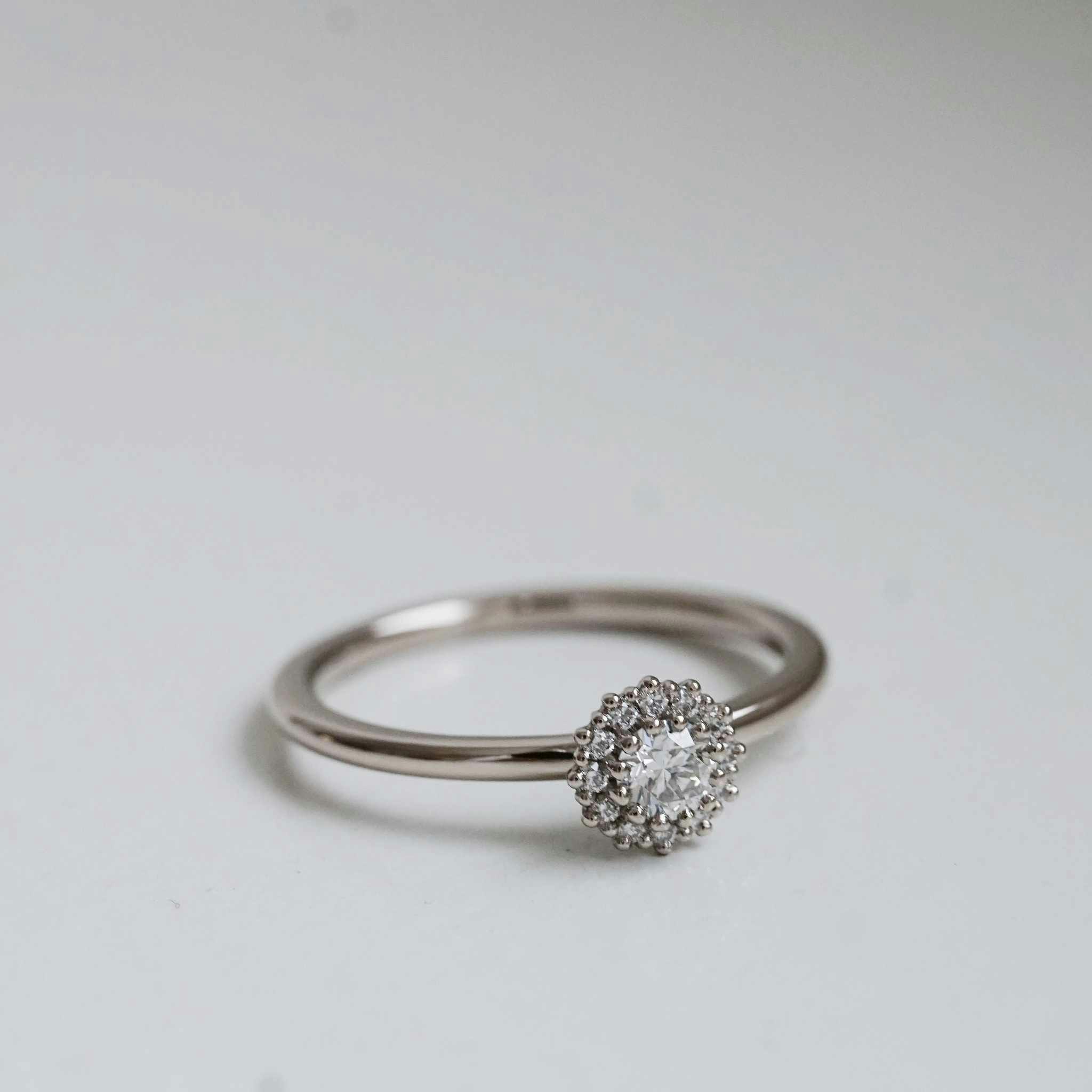 "Nina" ring in gold with diamonds