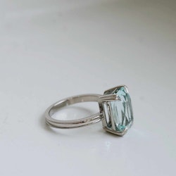 Cocktail "Summer sky" white gold ring