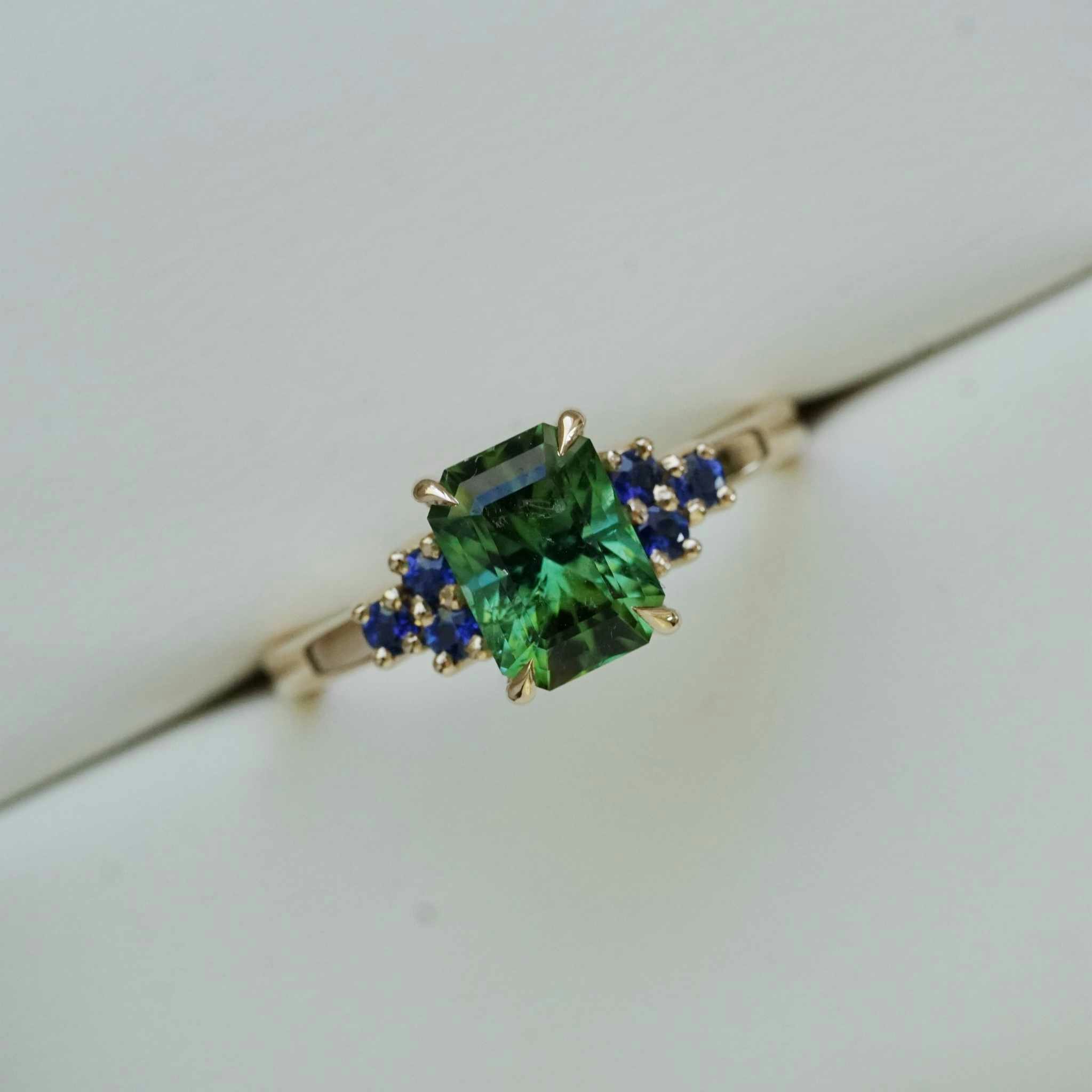Cocktail "Tjärn" gold ring