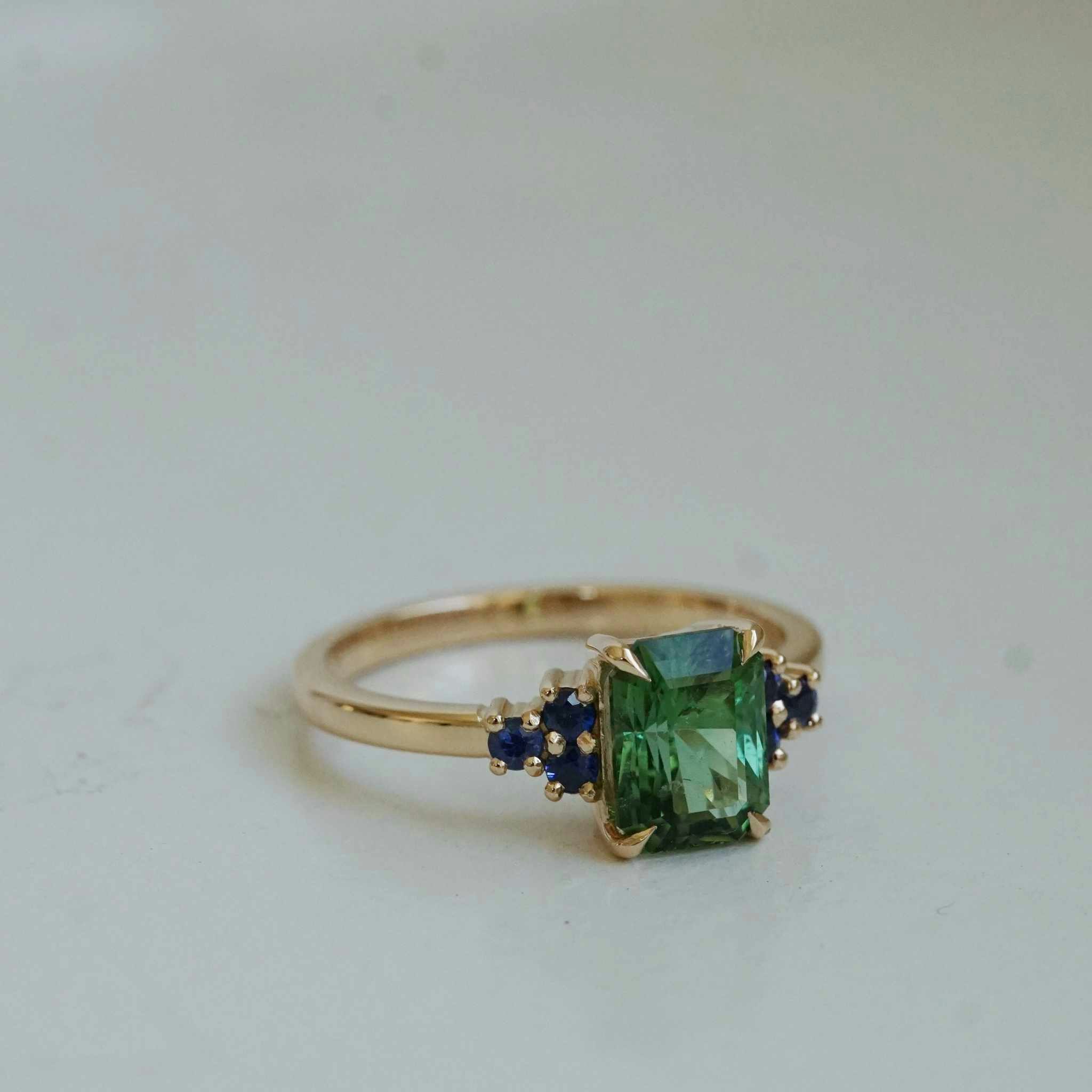 Cocktail "Tjärn" gold ring