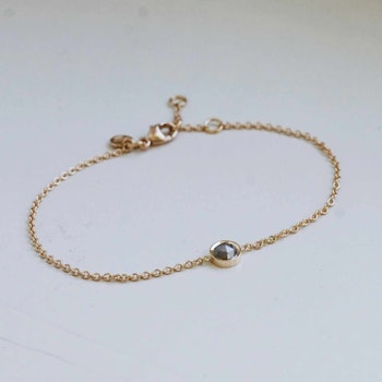 "Celestial" armband i guld med en grå diamant