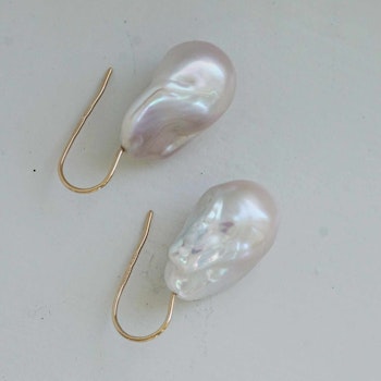 "Pearl drop" örhängen i guld med barocka sötvattenspärlor