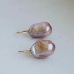 "Pearl drop" örhängen i guld med rosa sötvattenspärlor