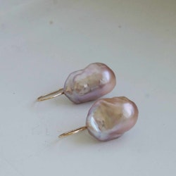 "Pearl drop" örhängen i guld med rosa sötvattenspärlor