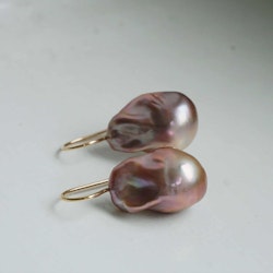 "Pearl drop" earrings in gold with baroque pink freshwater pearls