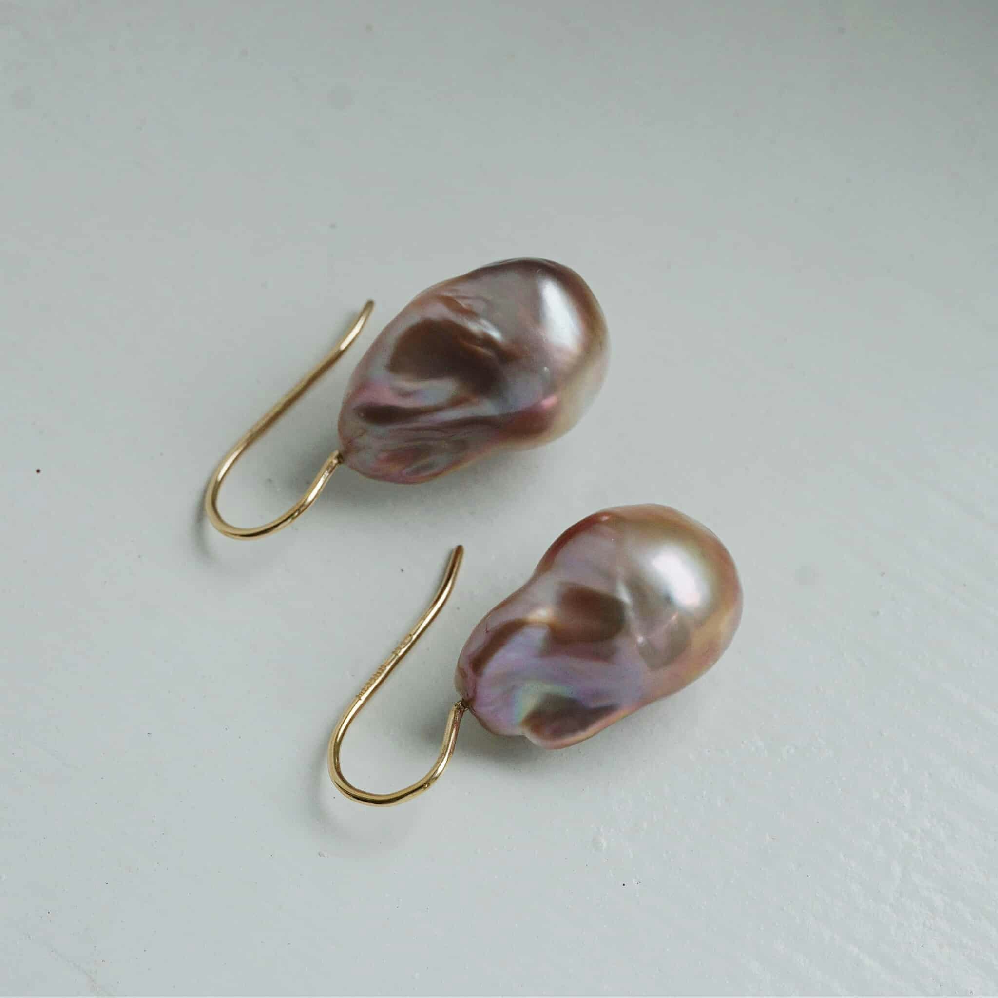"Pearl drop" earrings in gold with baroque pink freshwater pearls
