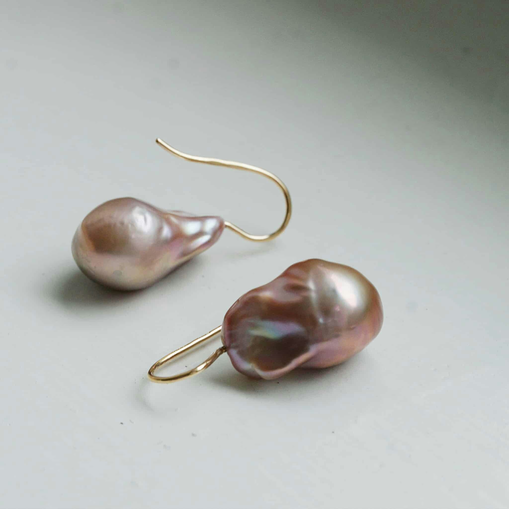 "Pearl drop" earrings in gold with baroque pink freshwater pearls