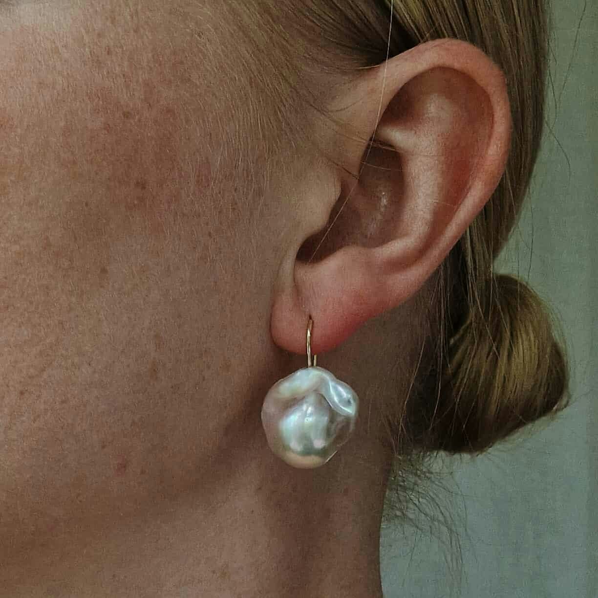 "Pearl drop" earrings in gold with baroque freshwater pearls