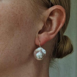 "Pearl drop" earrings in gold with baroque freshwater pearls