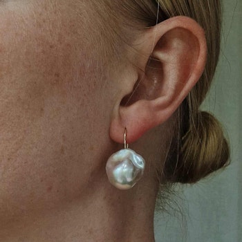"Pearl drop" earrings in gold with baroque freshwater pearls