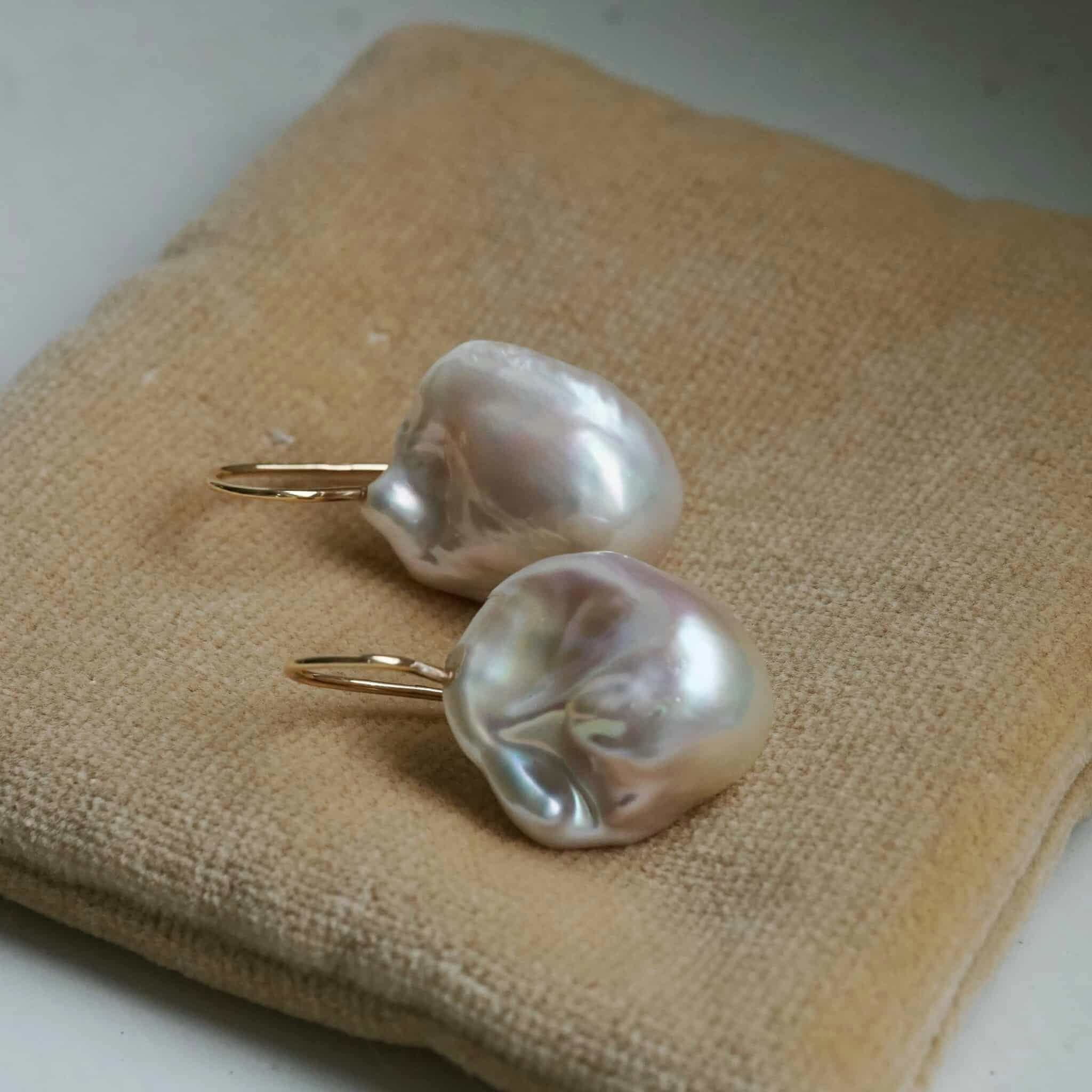 "Pearl drop" earrings in gold with baroque freshwater pearls