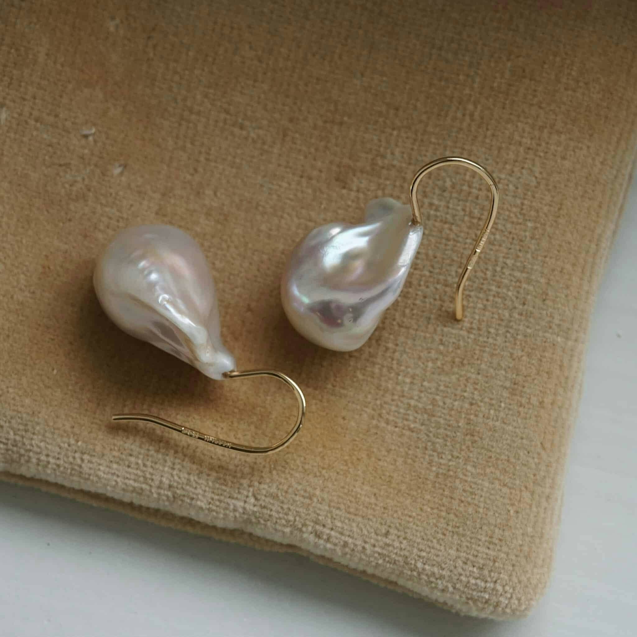 "Pearl drop" earrings in gold with baroque freshwater pearls
