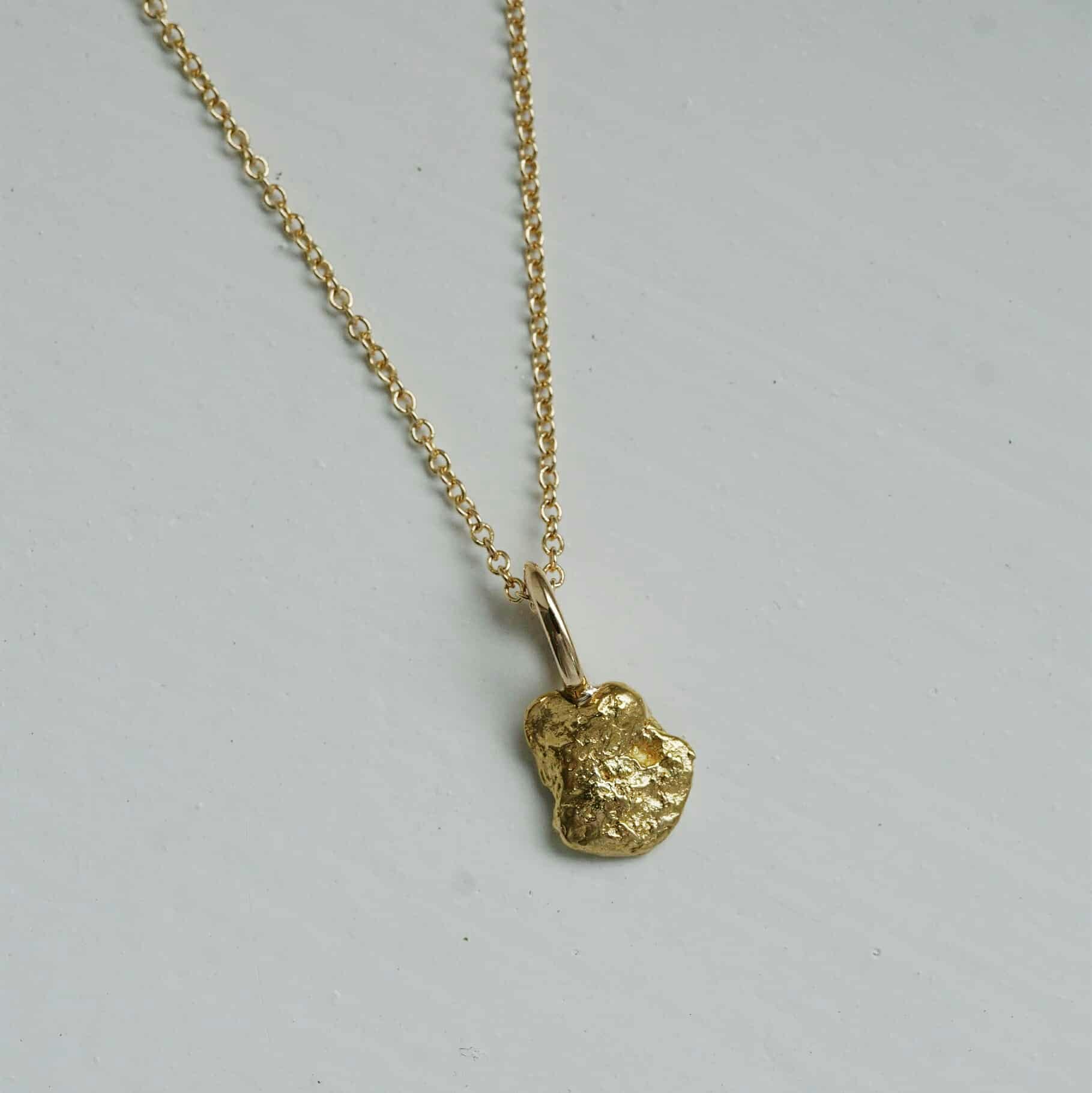 "Nugget" pendant in gold from Australia