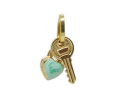 Guldhänge i form av nyckel och hjärta