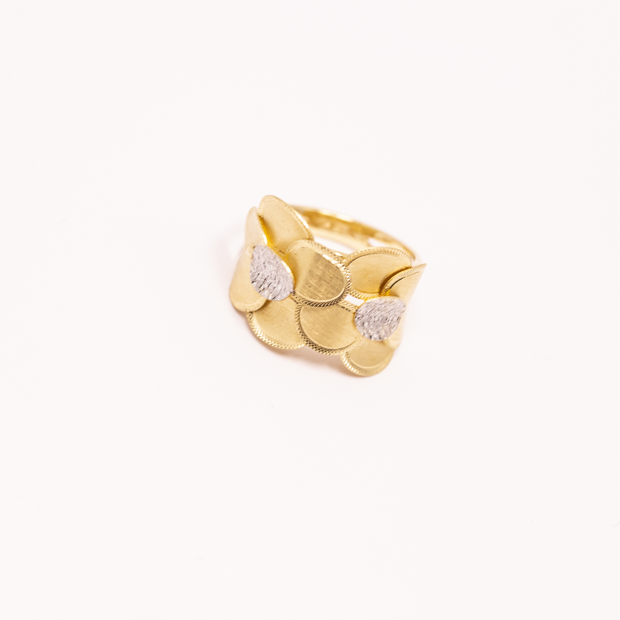 Blomma formad ring i 18 karat guld