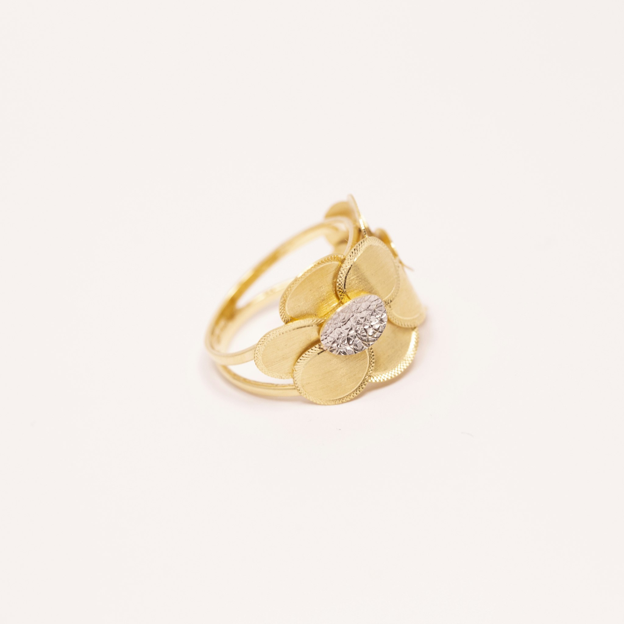 Blomma formad ring i 18 karat guld - Manuel Guld