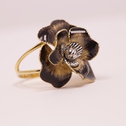 Vacker blomma ring i 18 karat guld