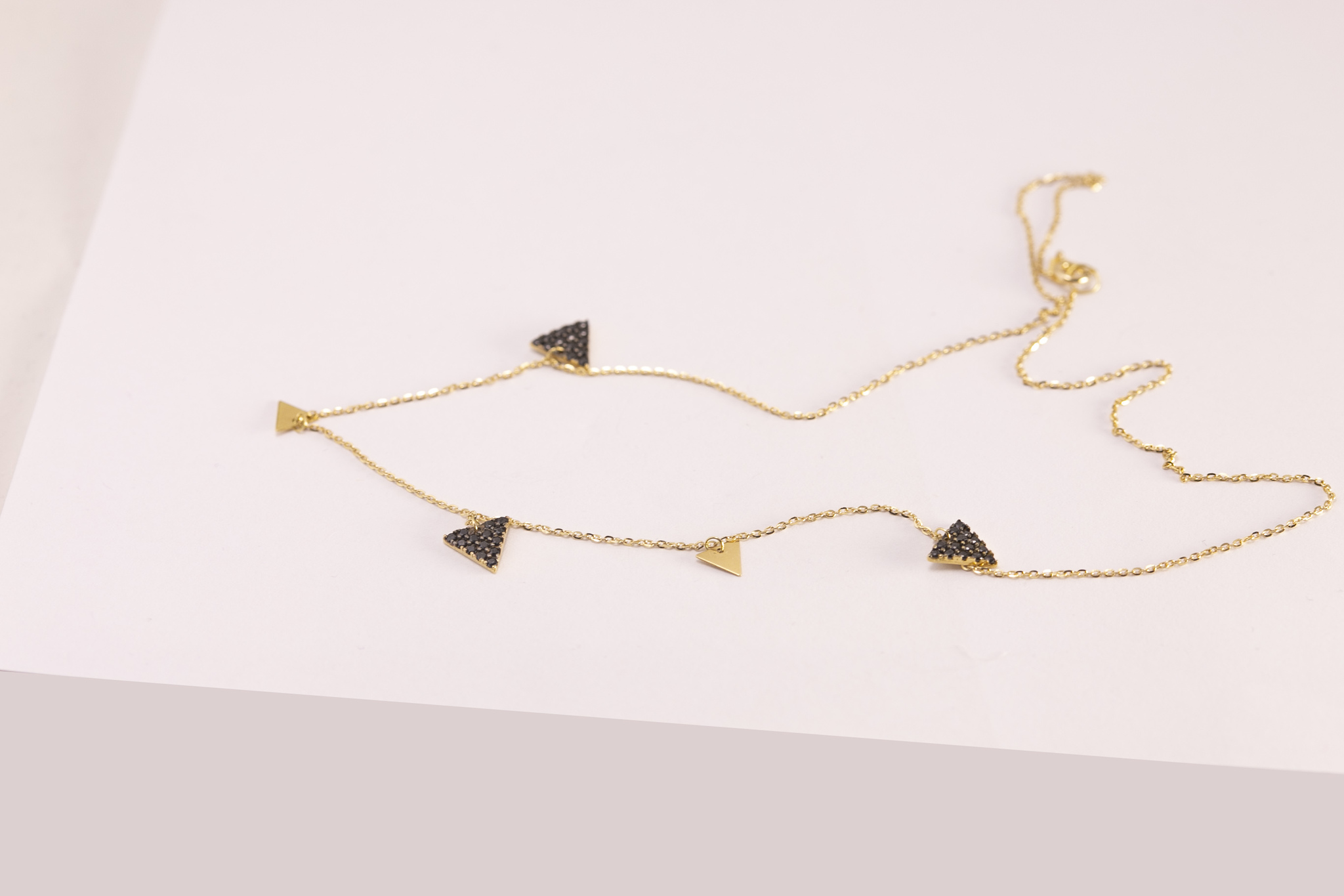 Halsband i 18 karat guld med svart zirkon sten