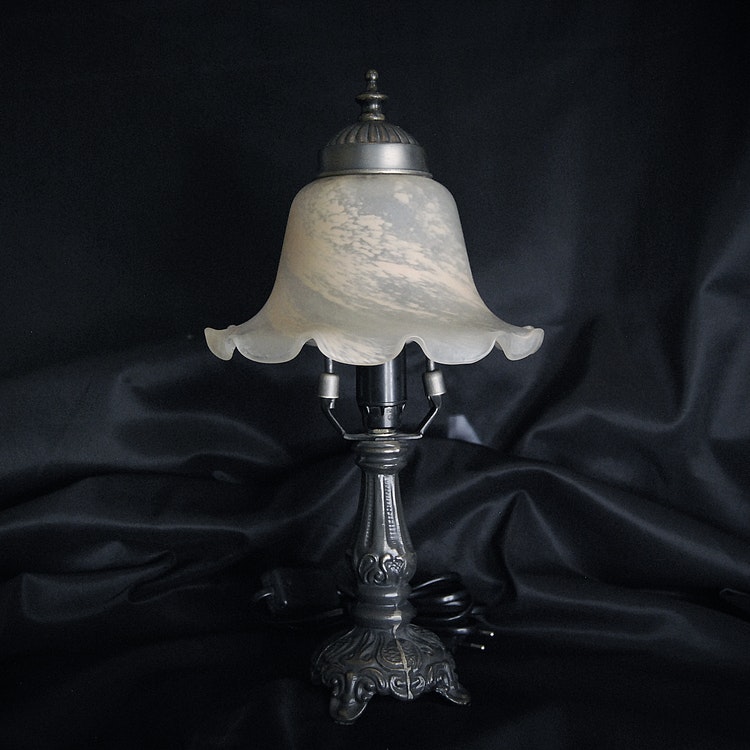 Bordslampa med glasskärm