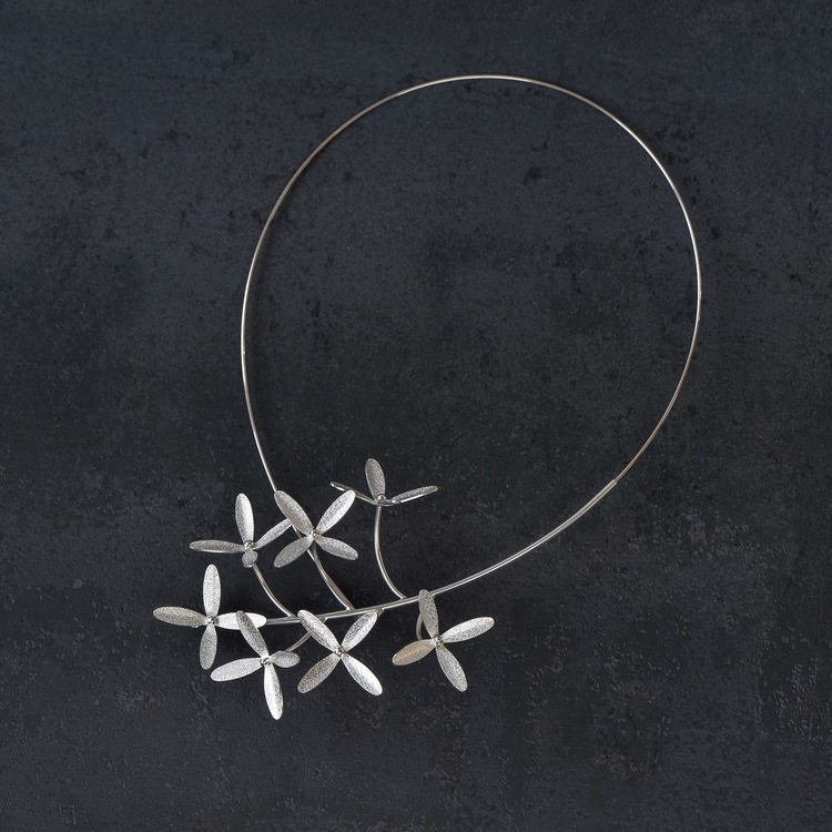 Halssmycke gjort för hand av silver. Storlek i diameter: ca. 21 x 13 cm. Halssmycket bygger ca. 4 cm på höjden.