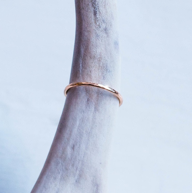 ''Gnistra'' Hammered gold ring